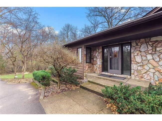 5880 Christmas Lake Rd in Shorewood, MN - Building Photo - Building Photo