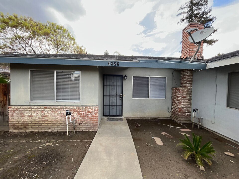 3425-3427 S Woodland St in Visalia, CA - Building Photo