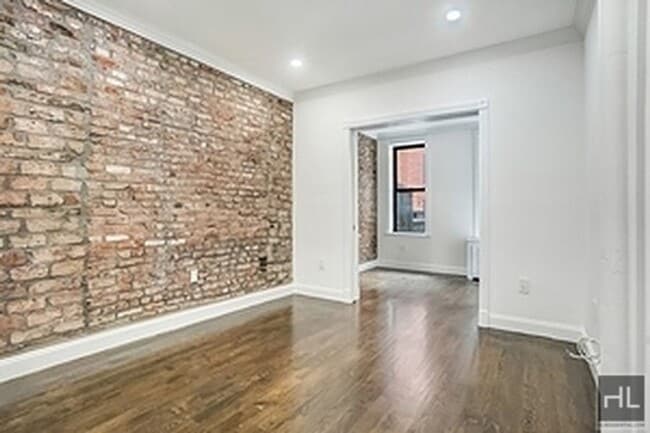 307 Mott St