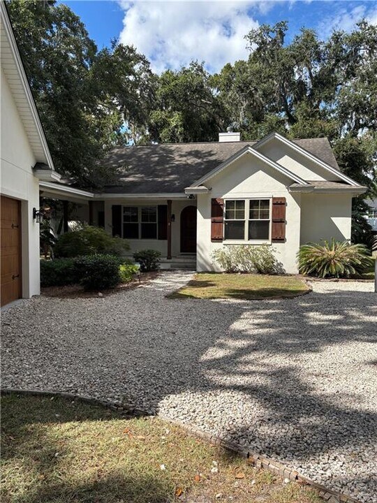 64 Admiral's Retreat Dr in St. Simons Island, GA - Building Photo