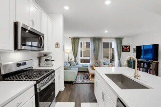 1200 Lakepointe Dr in Schaumburg, IL - Building Photo - Building Photo