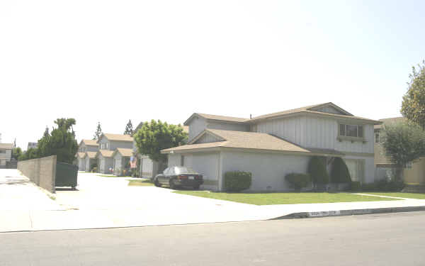 9318-9324 1/2 Ramona St in Bellflower, CA - Building Photo