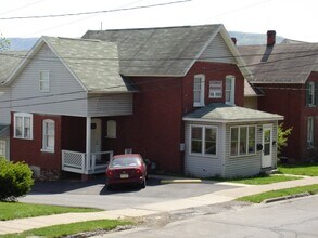 128 N Fairview St, Unit 128 N. Fairview St Front in Lock Haven, PA - Foto de edificio - Building Photo