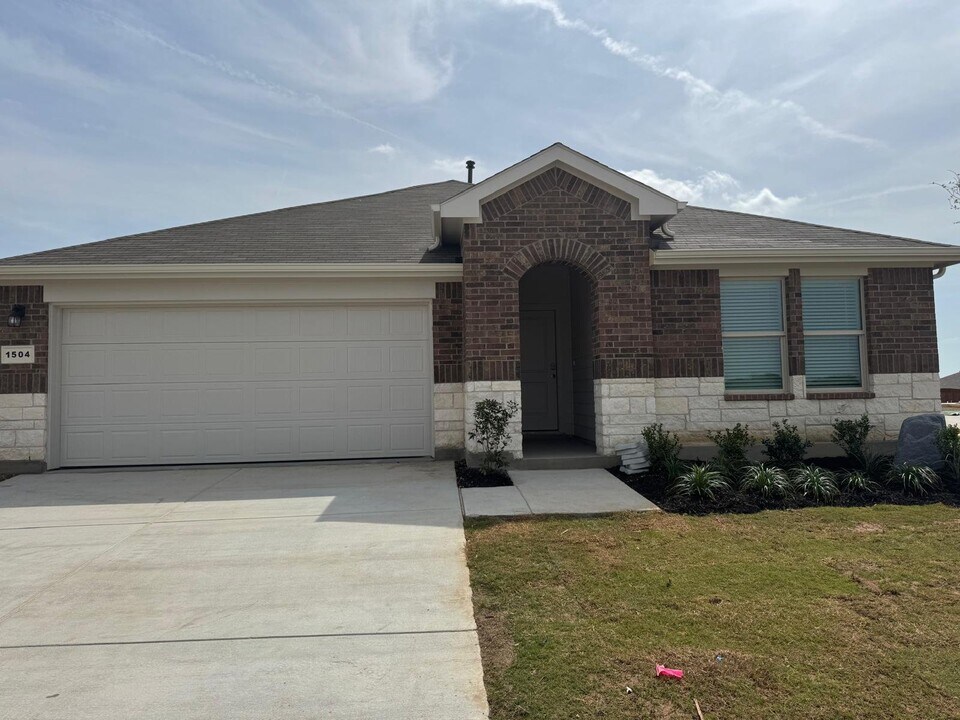 1504 Tin Roof Rd in Krum, TX - Building Photo