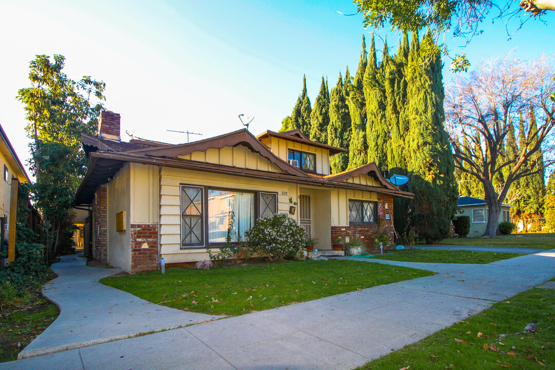 209 N Electric Ave in Alhambra, CA - Building Photo