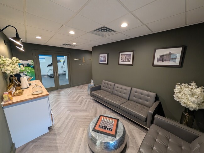 Royal Ledges at Hyde Park in Hyde Park, NY - Building Photo - Building Photo