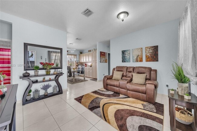 7567 N Augusta Dr in Hialeah, FL - Building Photo - Building Photo