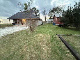 209 6th St in Dobbin, TX - Building Photo