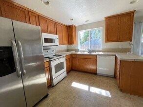 3329 SW Nyssen St in Beaverton, OR - Building Photo - Building Photo