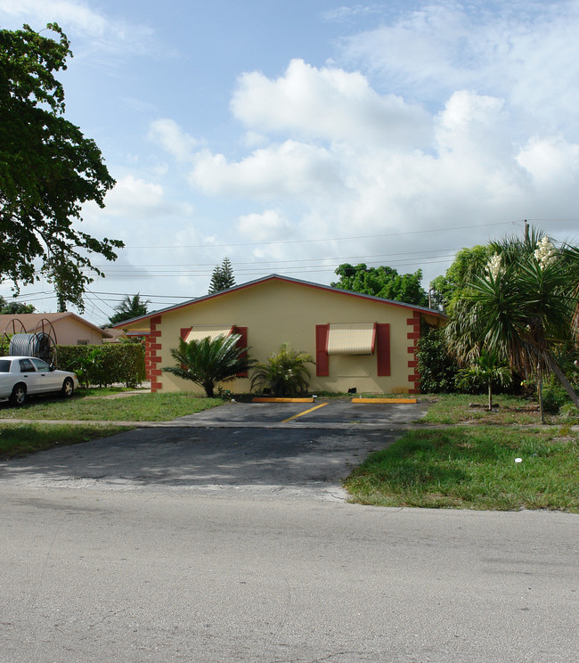 5710 NW 15th St in Fort Lauderdale, FL - Building Photo - Building Photo