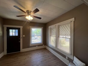 521 W Ridgewood Ct in San Antonio, TX - Building Photo - Building Photo