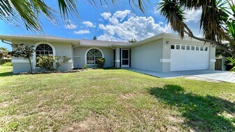462 Tulip Dr in Sebastian, FL - Building Photo