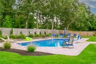 15 Pin Oak Ln in Westhampton Beach, NY - Building Photo