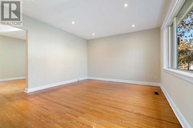 377 Horsham Ave in Toronto, ON - Building Photo - Building Photo