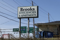 Brooks Efficiencies & Apartments in Huntsville, AL - Foto de edificio - Building Photo