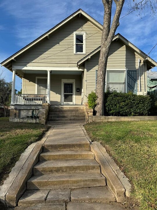 404 Church St in Brenham, TX - Building Photo