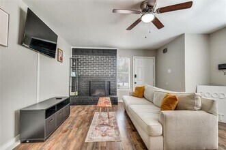 1100 Thannisch Dr in Arlington, TX - Foto de edificio - Building Photo