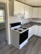 982 W Vest St, Unit 982 1/2 in Scottsburg, IN - Building Photo - Building Photo
