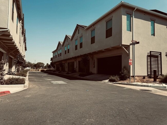 413 W Mahogany Ln in Clovis, CA - Building Photo - Building Photo