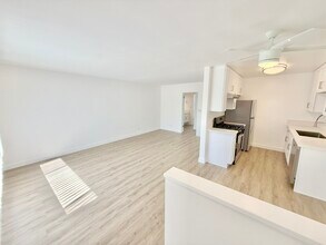 12745 Venice Blvd in Los Angeles, CA - Foto de edificio - Building Photo