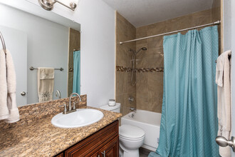 King's Palace Apartments in Fresno, CA - Building Photo - Interior Photo