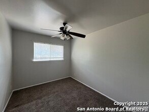 122 Oak Valley Dr in San Antonio, TX - Building Photo - Building Photo