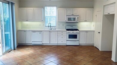 62 Sorenson in Irvine, CA - Building Photo - Building Photo