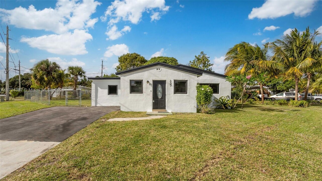 327 NE 15th Ave in Boynton Beach, FL - Building Photo