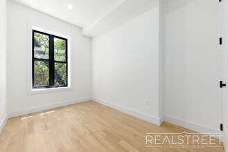 246 Vernon Ave in Brooklyn, NY - Building Photo - Building Photo