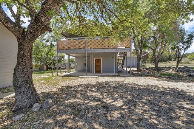 612 Mockingbird Dr in Canyon Lake, TX - Foto de edificio - Building Photo