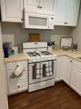 19725 Hiawatha St in Chatsworth, CA - Foto de edificio - Building Photo