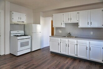 252 Ash St, Unit 02 in Waltham, MA - Building Photo - Building Photo