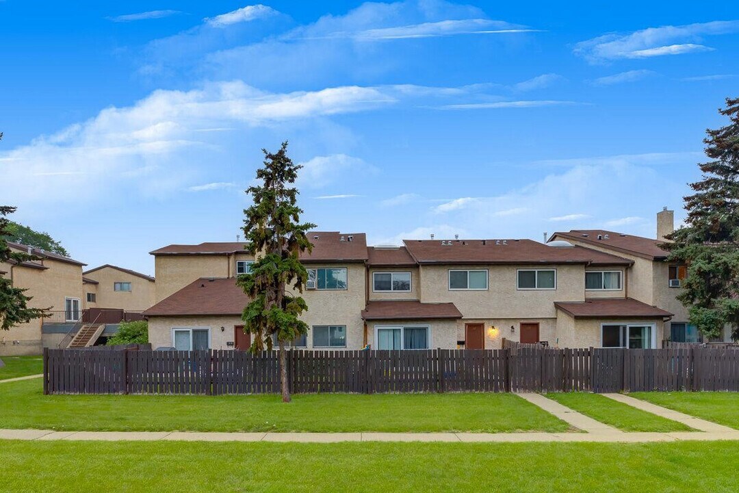 Huntington Townhomes in Edmonton, AB - Building Photo