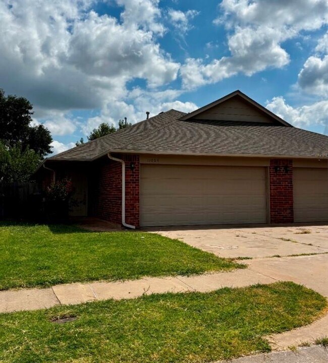 11004 SW 5th St in Yukon, OK - Building Photo