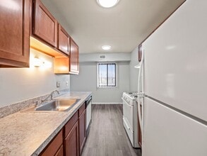 Glenwood Apartments in Clinton Township, MI - Building Photo - Building Photo