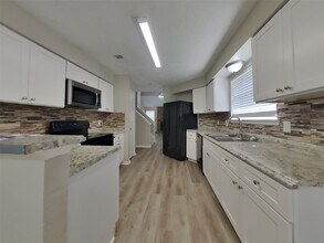 2013 Greenwood Dr in Rosenberg, TX - Building Photo - Building Photo