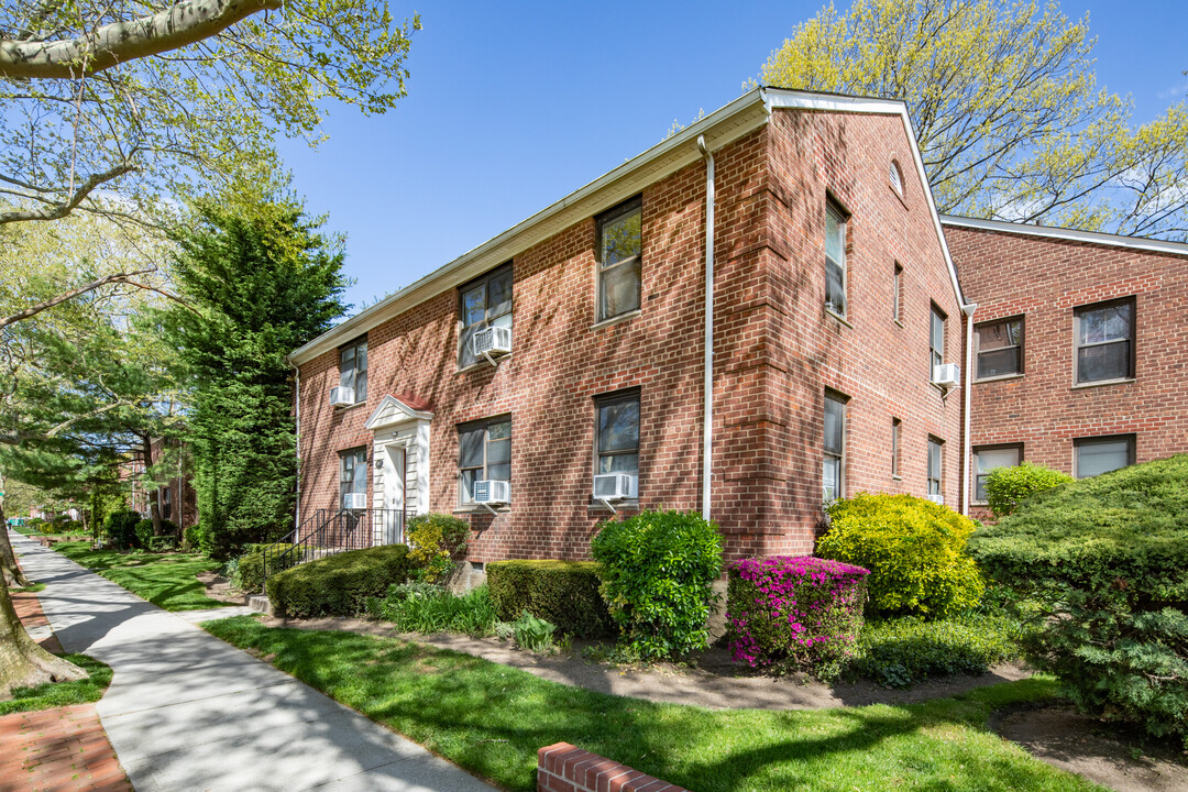 19005 39th Ave in Flushing, NY - Building Photo