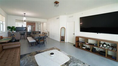 7918 Harbor Island Dr in North Bay Village, FL - Building Photo - Building Photo