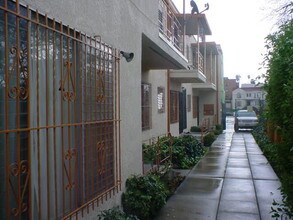 213 N Alexandria Ave in Los Angeles, CA - Foto de edificio - Building Photo