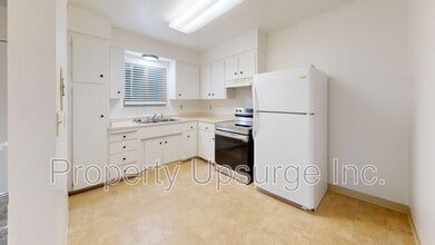 1553 Riverside Dr in Redding, CA - Building Photo - Building Photo