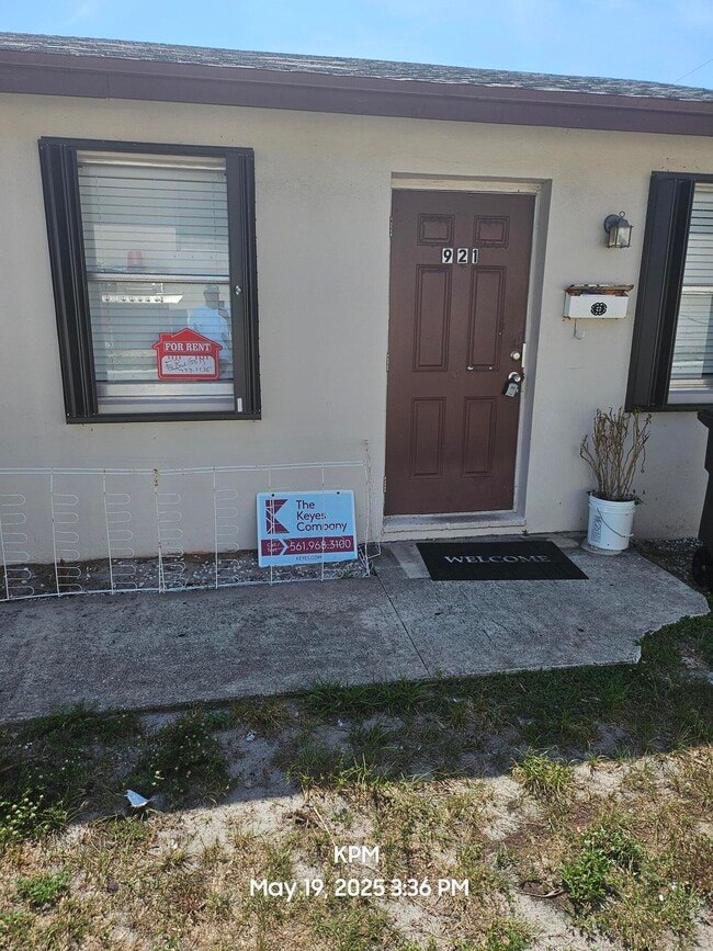 921 Selkirk St in West Palm Beach, FL - Building Photo - Building Photo