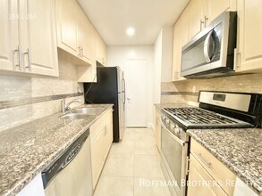 8569 Burton Wy, Unit 101 in Los Angeles, CA - Building Photo - Building Photo