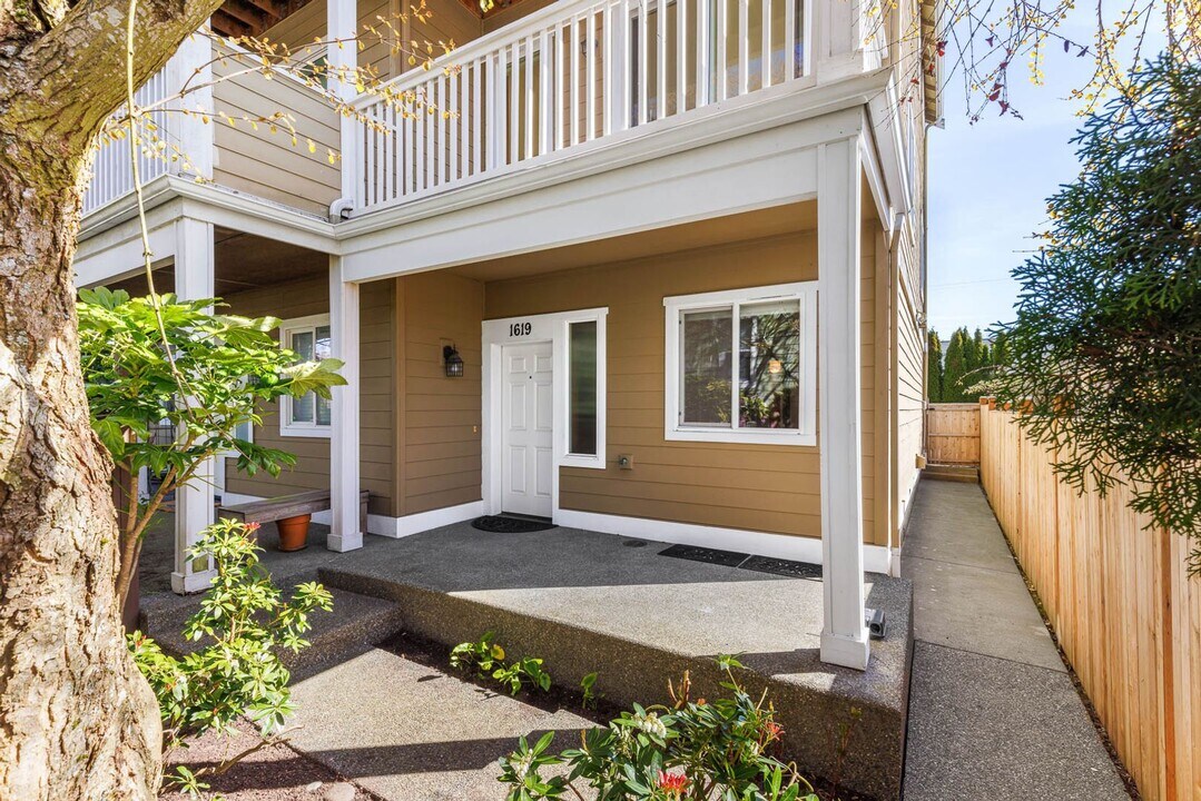 1619 SW Barton St in Seattle, WA - Building Photo