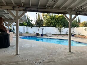 19926 Cantara St in Winnetka, CA - Foto de edificio - Building Photo