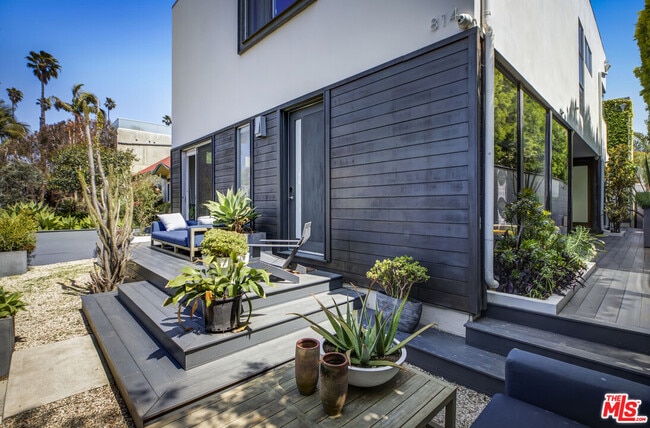 814 Crestmoore Pl in Los Angeles, CA - Building Photo - Building Photo