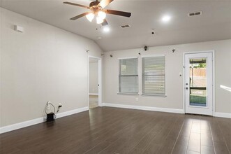 2720 Brasher Ln in Bedford, TX - Foto de edificio - Building Photo