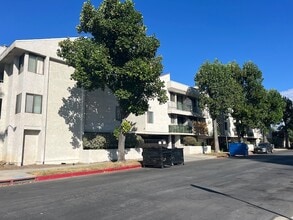 7211 Cozycroft Ave, Unit Condo in Winnetka, CA - Building Photo - Building Photo
