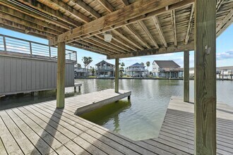 16603 Jamaica Cove Rd in Jamaica Beach, TX - Building Photo - Building Photo