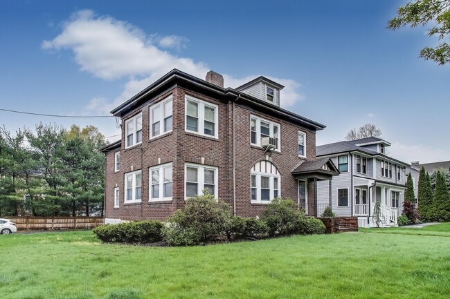 129 Oxford Rd, Unit 2 in Newton, MA - Building Photo - Building Photo
