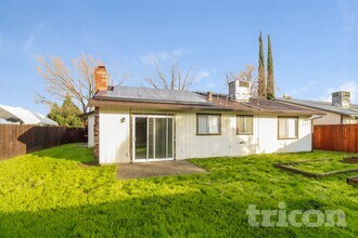 5294 Acacia Way in Olivehurst, CA - Foto de edificio - Building Photo